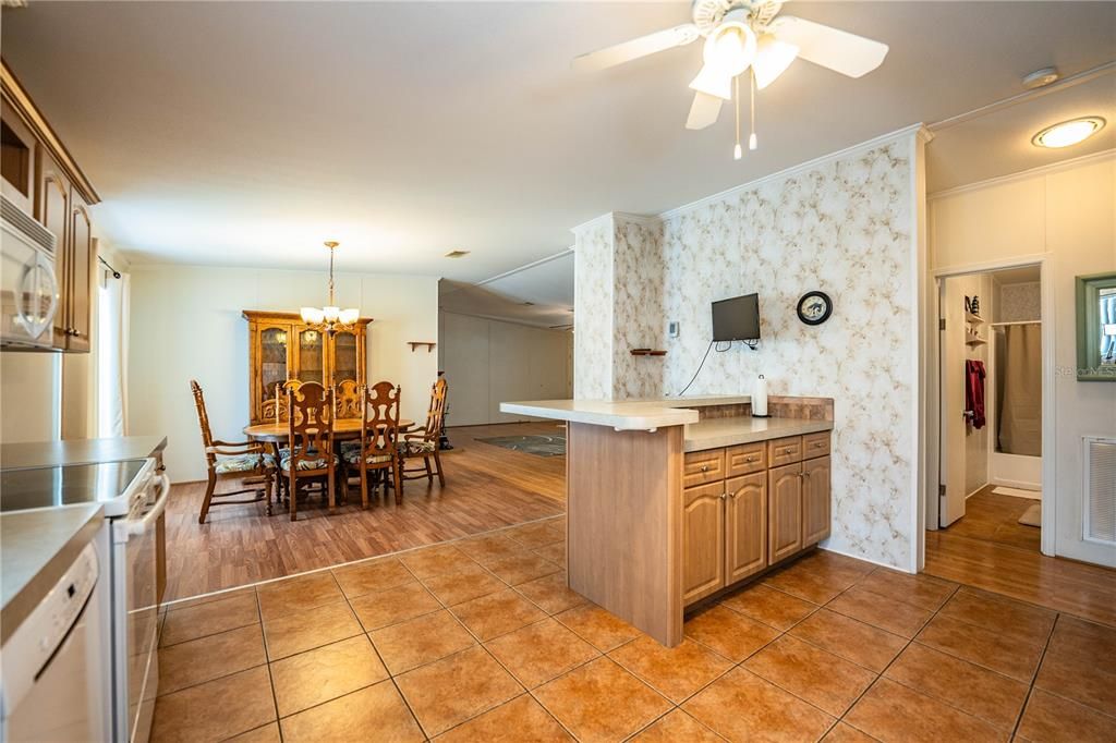 En Venta: $245,000 (3 camas, 2 baños, 1800 Pies cuadrados)