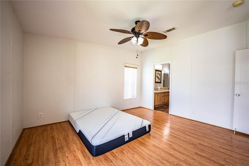 En Venta: $245,000 (3 camas, 2 baños, 1800 Pies cuadrados)