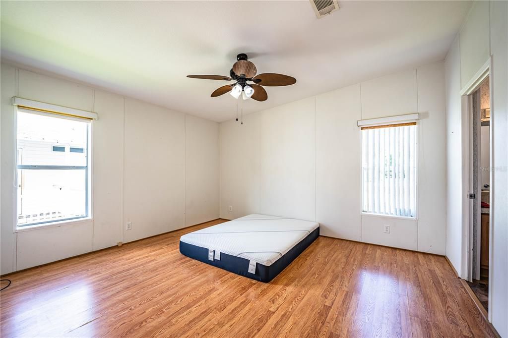 En Venta: $245,000 (3 camas, 2 baños, 1800 Pies cuadrados)