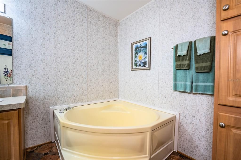 En Venta: $245,000 (3 camas, 2 baños, 1800 Pies cuadrados)