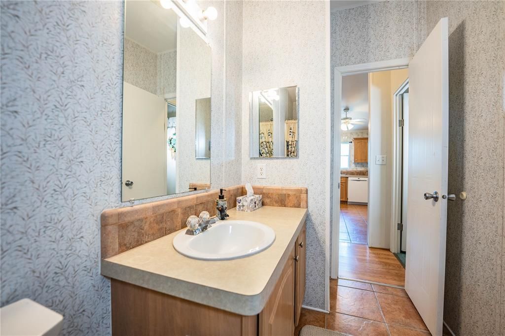 En Venta: $245,000 (3 camas, 2 baños, 1800 Pies cuadrados)