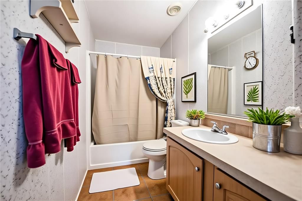 En Venta: $245,000 (3 camas, 2 baños, 1800 Pies cuadrados)