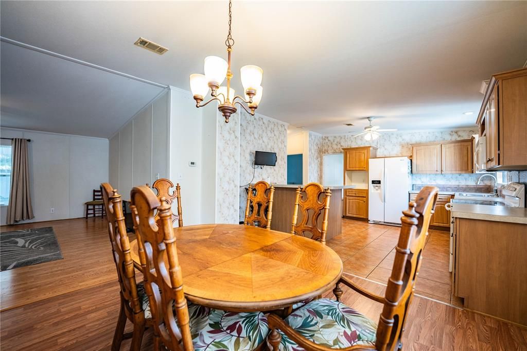 En Venta: $245,000 (3 camas, 2 baños, 1800 Pies cuadrados)