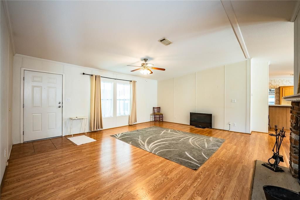 En Venta: $245,000 (3 camas, 2 baños, 1800 Pies cuadrados)