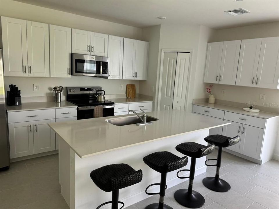 В аренду: $3,800 (5 спален, 2 ванн, 2112 Квадратных фут)