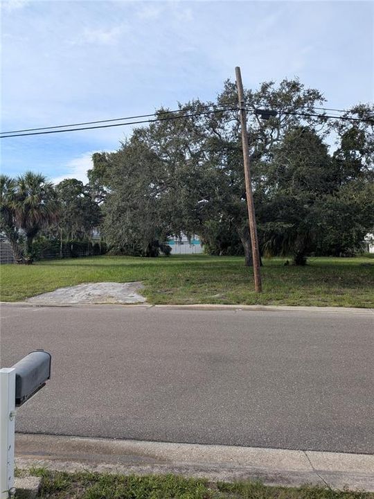 Activo con contrato: $130,000 (0.22 acres)