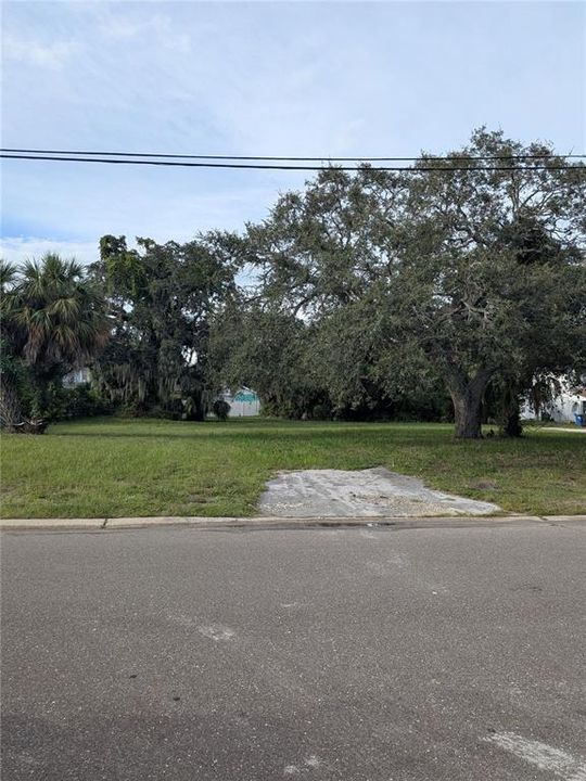 Activo con contrato: $130,000 (0.22 acres)