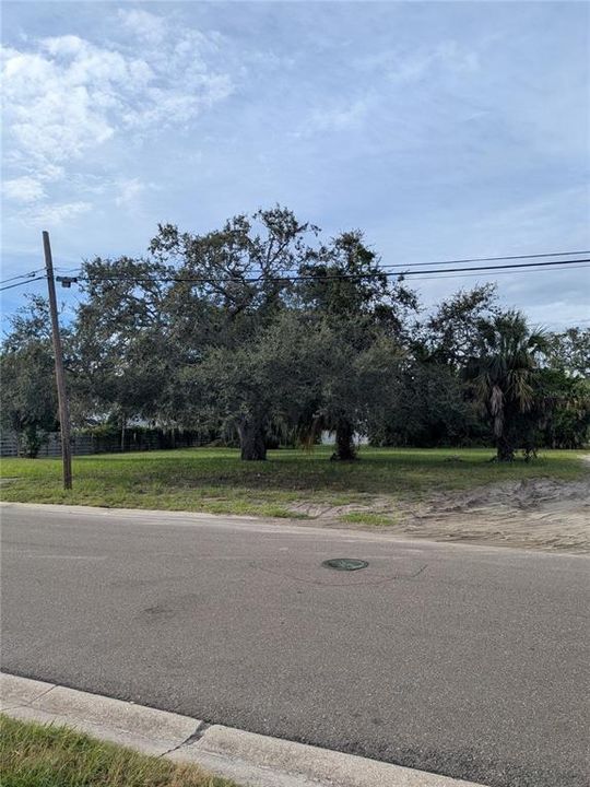 Activo con contrato: $130,000 (0.22 acres)