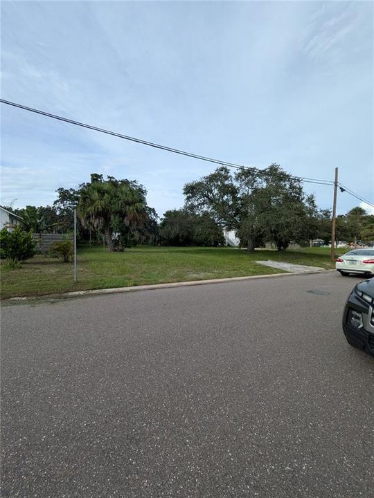 Activo con contrato: $130,000 (0.22 acres)
