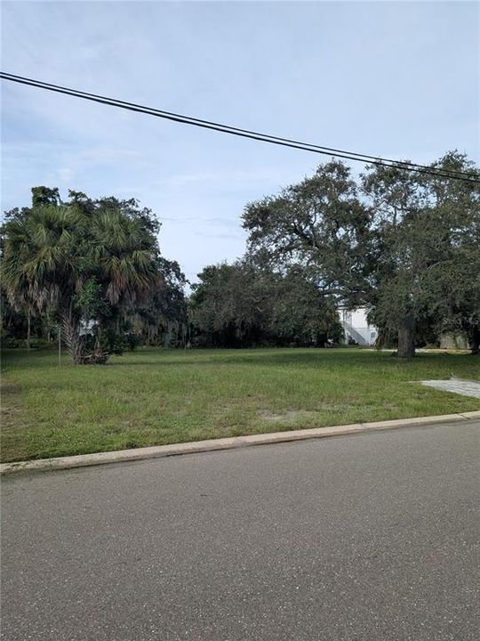 Activo con contrato: $130,000 (0.22 acres)