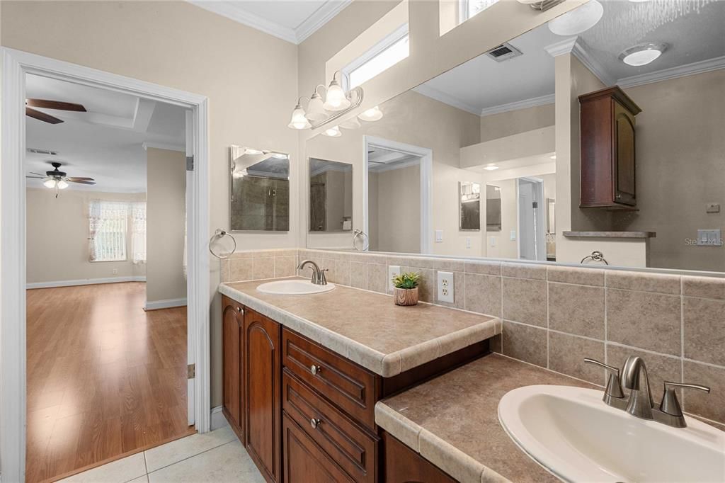 合同活跃: $370,000 (3 贝兹, 3 浴室, 2280 平方英尺)