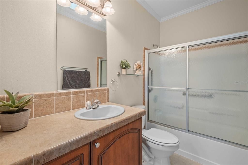 合同活跃: $370,000 (3 贝兹, 3 浴室, 2280 平方英尺)