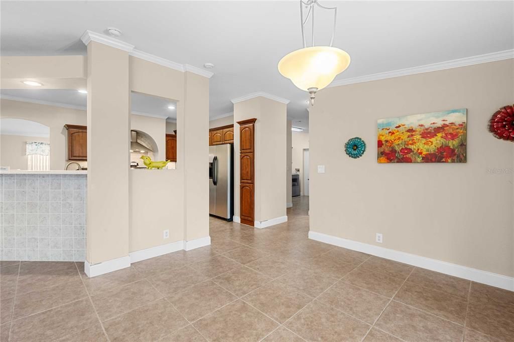 合同活跃: $370,000 (3 贝兹, 3 浴室, 2280 平方英尺)