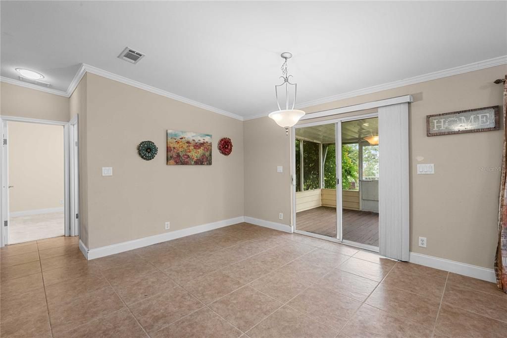 合同活跃: $370,000 (3 贝兹, 3 浴室, 2280 平方英尺)