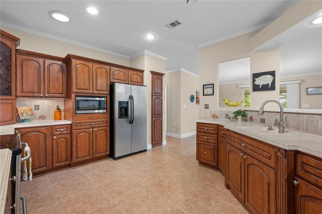 合同活跃: $370,000 (3 贝兹, 3 浴室, 2280 平方英尺)