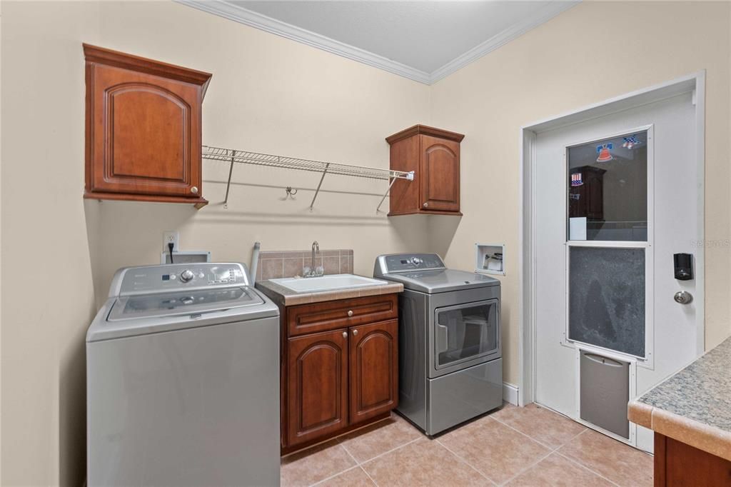 合同活跃: $370,000 (3 贝兹, 3 浴室, 2280 平方英尺)