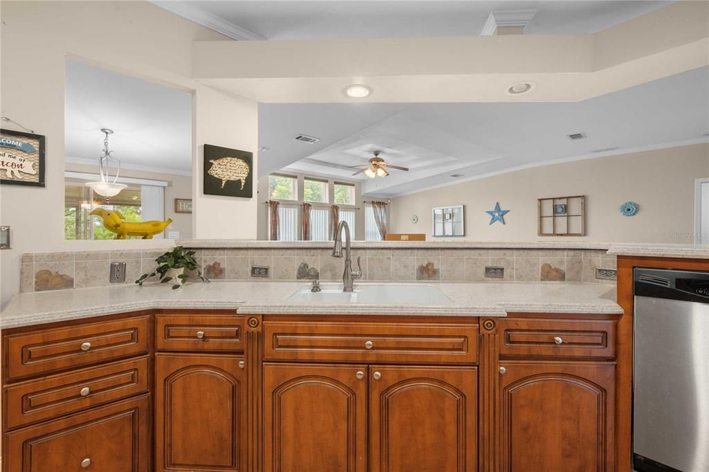 合同活跃: $370,000 (3 贝兹, 3 浴室, 2280 平方英尺)