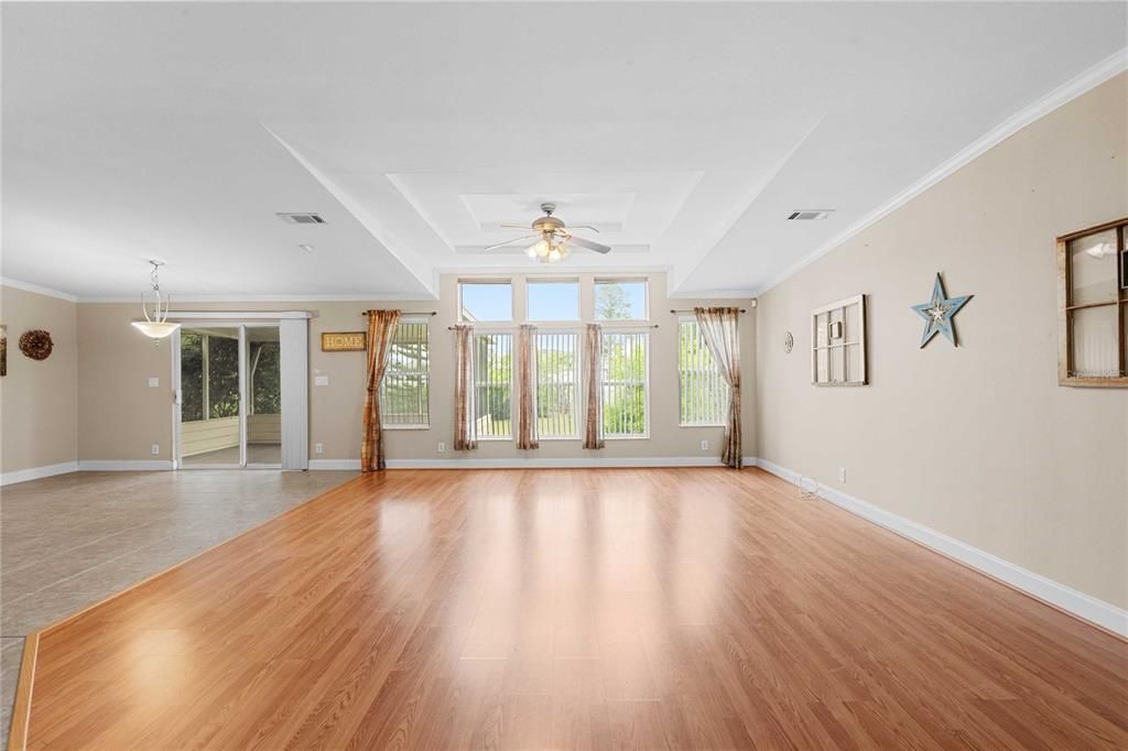 合同活跃: $370,000 (3 贝兹, 3 浴室, 2280 平方英尺)