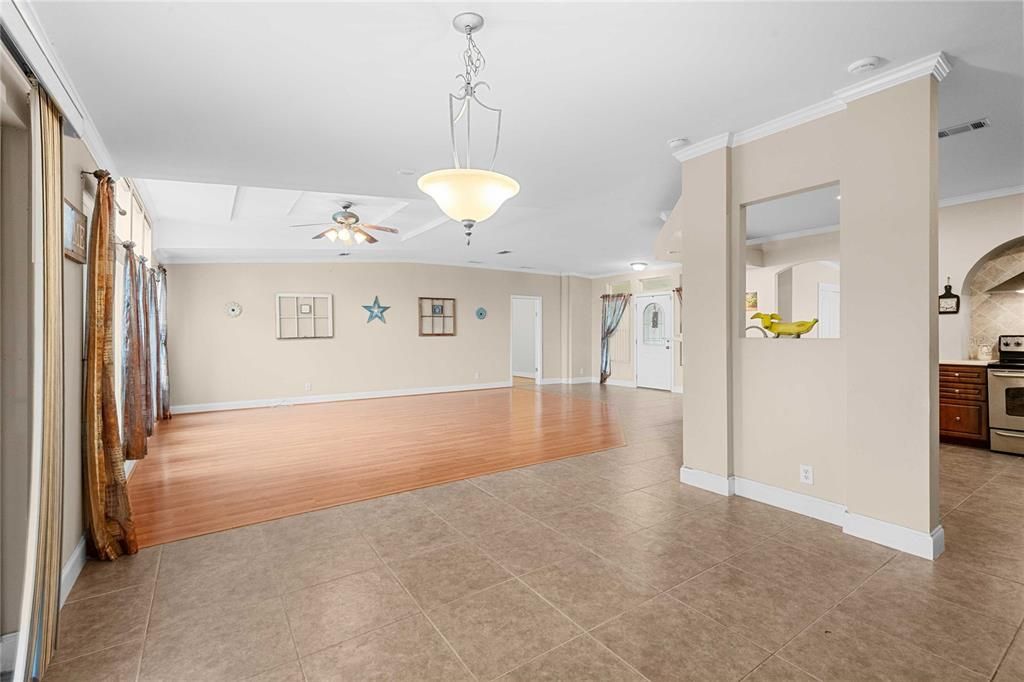 合同活跃: $370,000 (3 贝兹, 3 浴室, 2280 平方英尺)