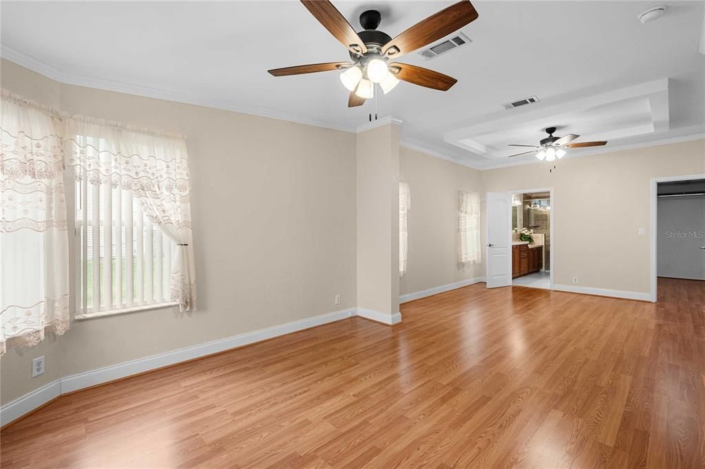 合同活跃: $370,000 (3 贝兹, 3 浴室, 2280 平方英尺)