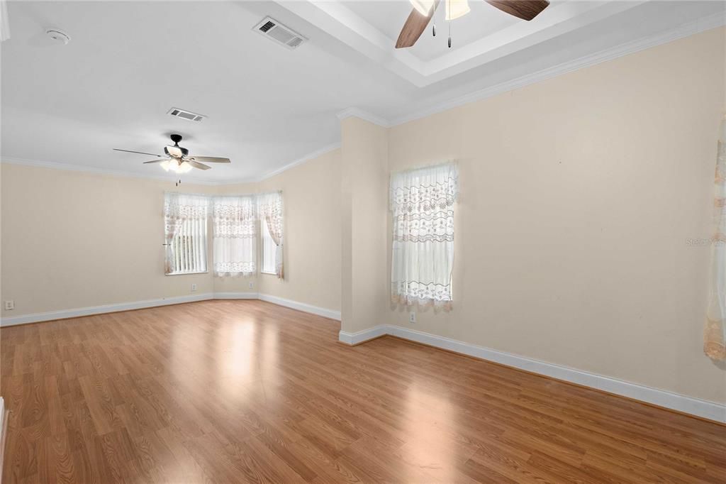 合同活跃: $370,000 (3 贝兹, 3 浴室, 2280 平方英尺)