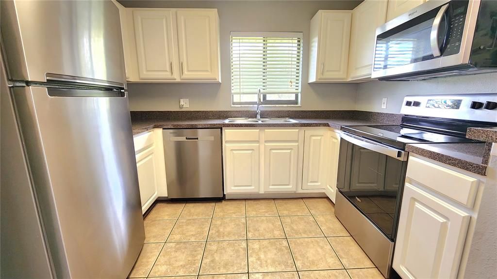 For Sale: $169,900 (2 beds, 2 baths, 1021 Square Feet)