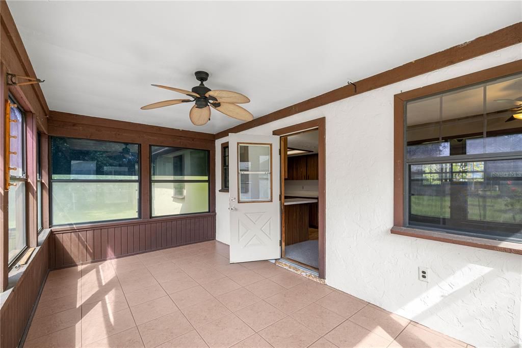 For Sale: $189,999 (2 beds, 1 baths, 1040 Square Feet)