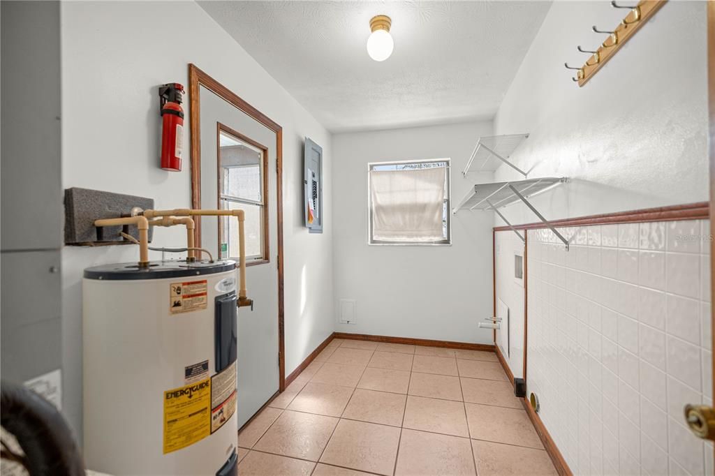 For Sale: $189,999 (2 beds, 1 baths, 1040 Square Feet)