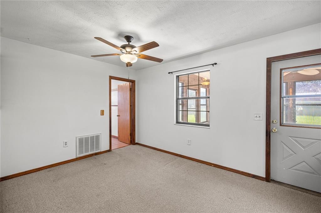 For Sale: $189,999 (2 beds, 1 baths, 1040 Square Feet)