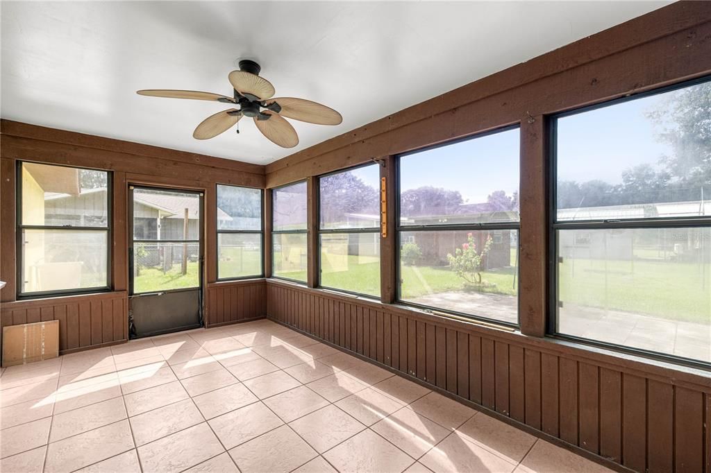 For Sale: $189,999 (2 beds, 1 baths, 1040 Square Feet)