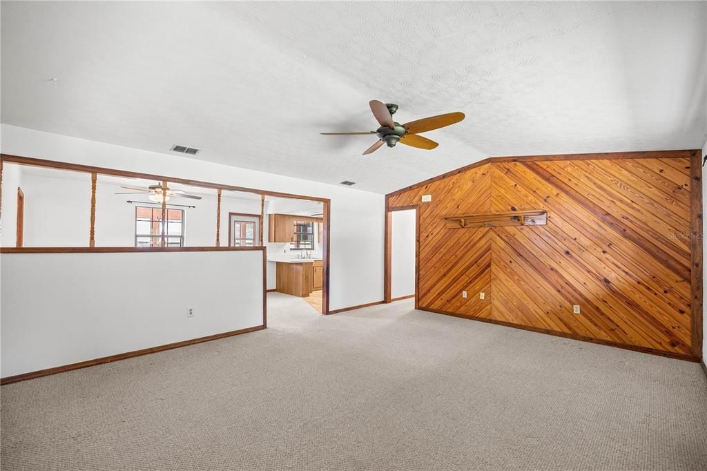 For Sale: $189,999 (2 beds, 1 baths, 1040 Square Feet)