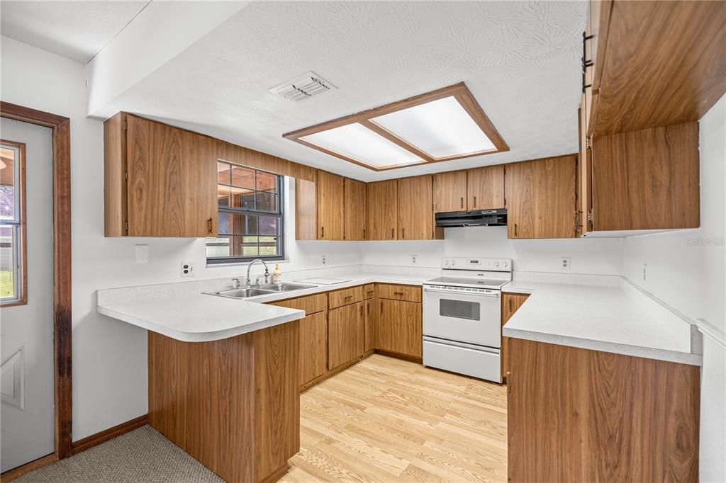 For Sale: $189,999 (2 beds, 1 baths, 1040 Square Feet)