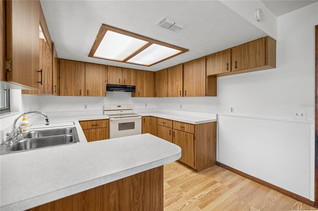 For Sale: $189,999 (2 beds, 1 baths, 1040 Square Feet)