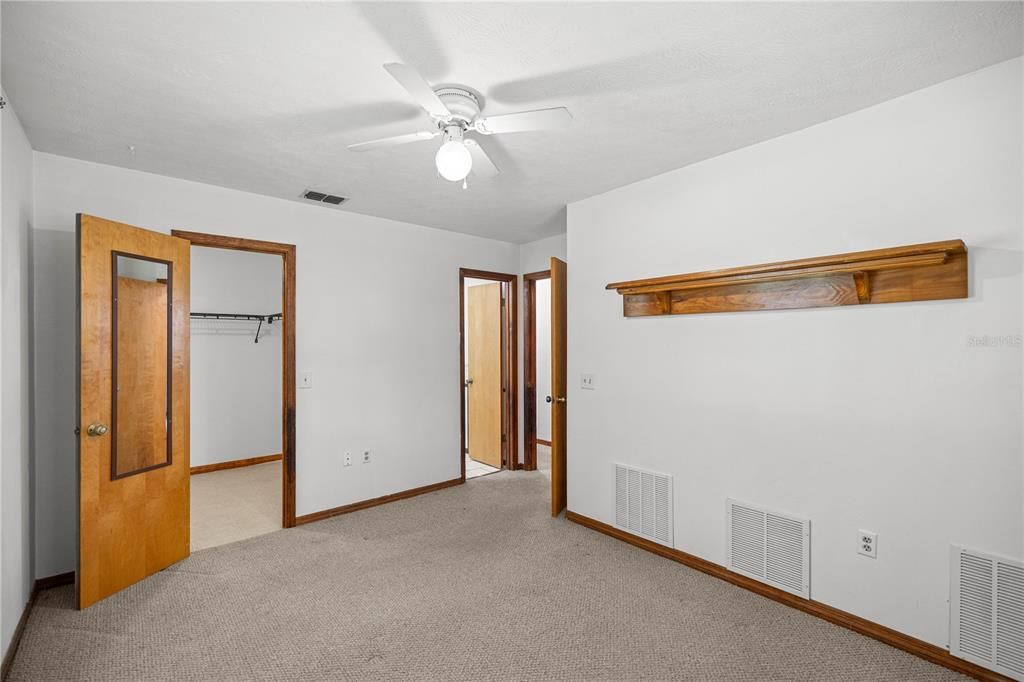 For Sale: $189,999 (2 beds, 1 baths, 1040 Square Feet)