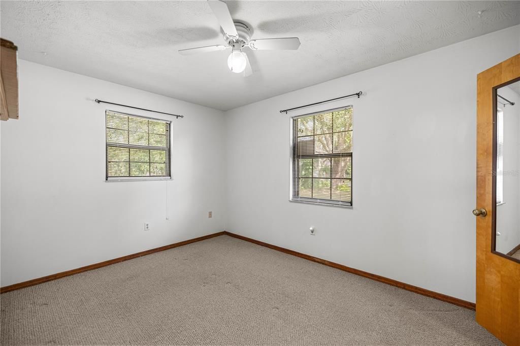 For Sale: $189,999 (2 beds, 1 baths, 1040 Square Feet)