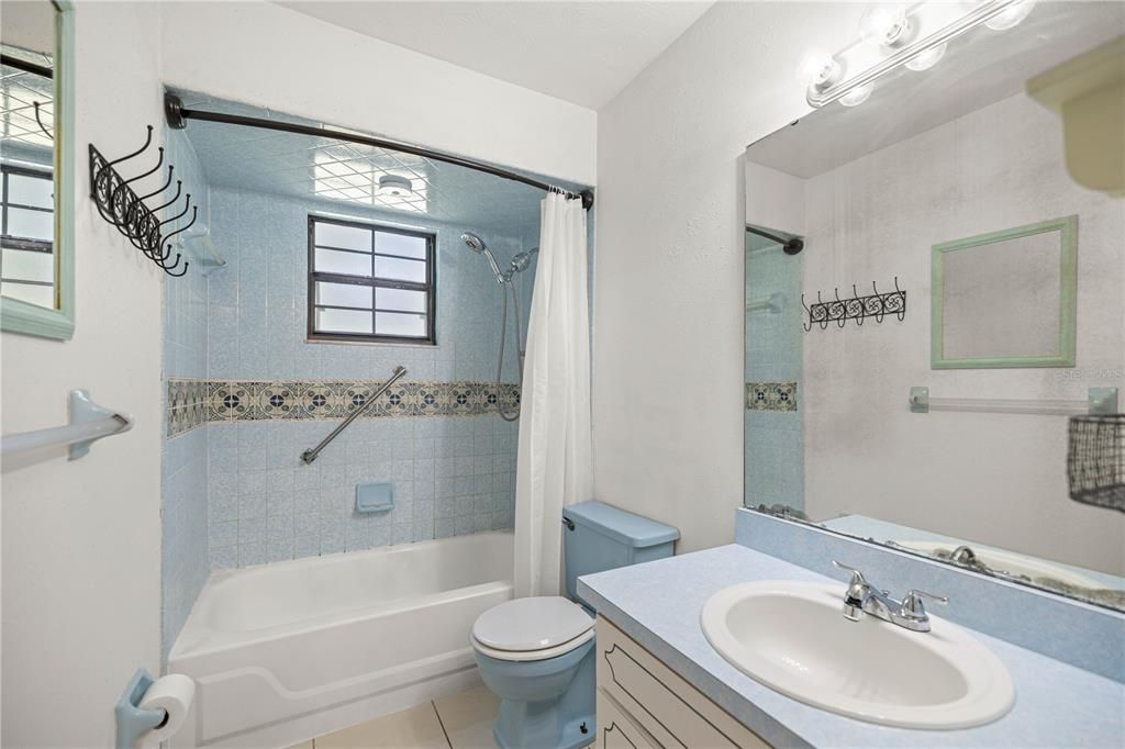 For Sale: $189,999 (2 beds, 1 baths, 1040 Square Feet)