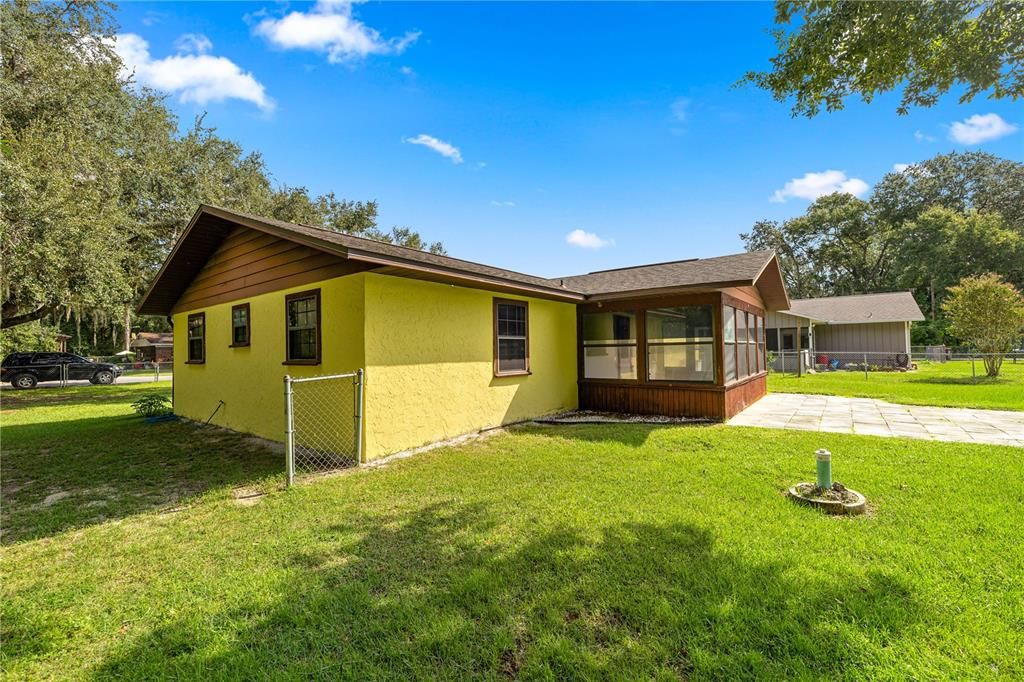 For Sale: $189,999 (2 beds, 1 baths, 1040 Square Feet)