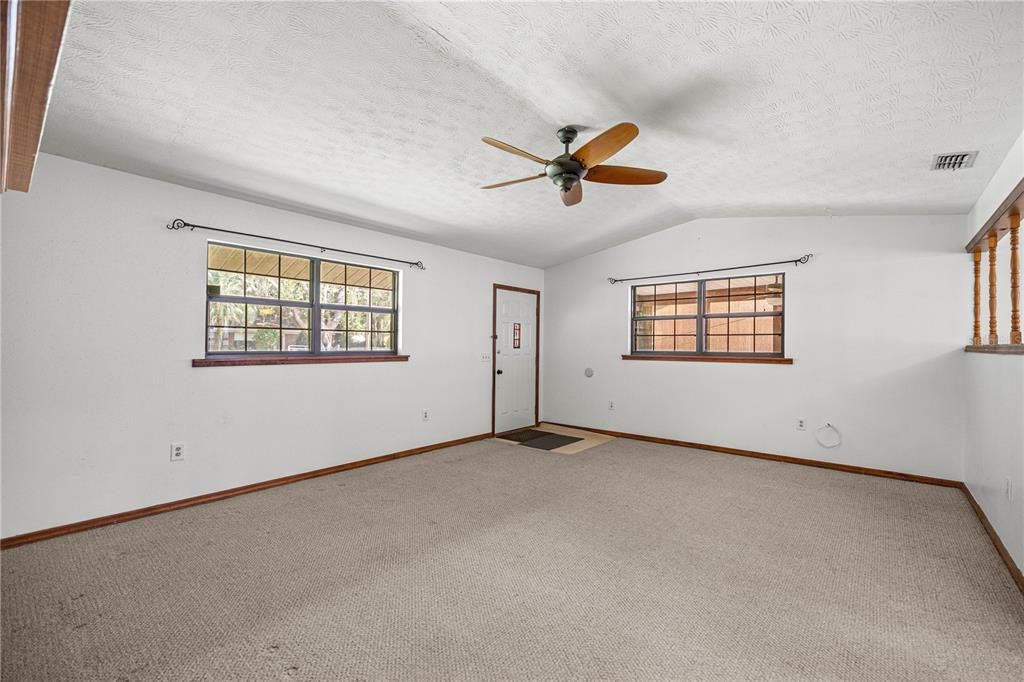 For Sale: $189,999 (2 beds, 1 baths, 1040 Square Feet)