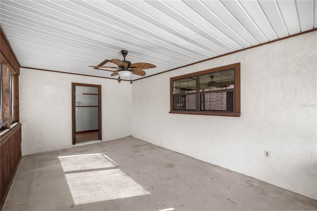 For Sale: $189,999 (2 beds, 1 baths, 1040 Square Feet)