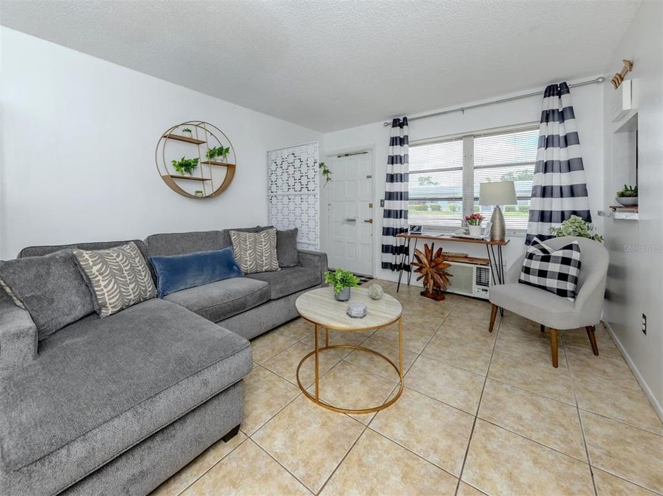 待售: $143,000 (1 贝兹, 1 浴室, 403 平方英尺)