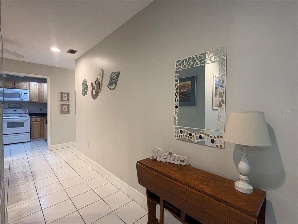 Recently Rented: $1,900 (2 beds, 1 baths, 930 Square Feet)