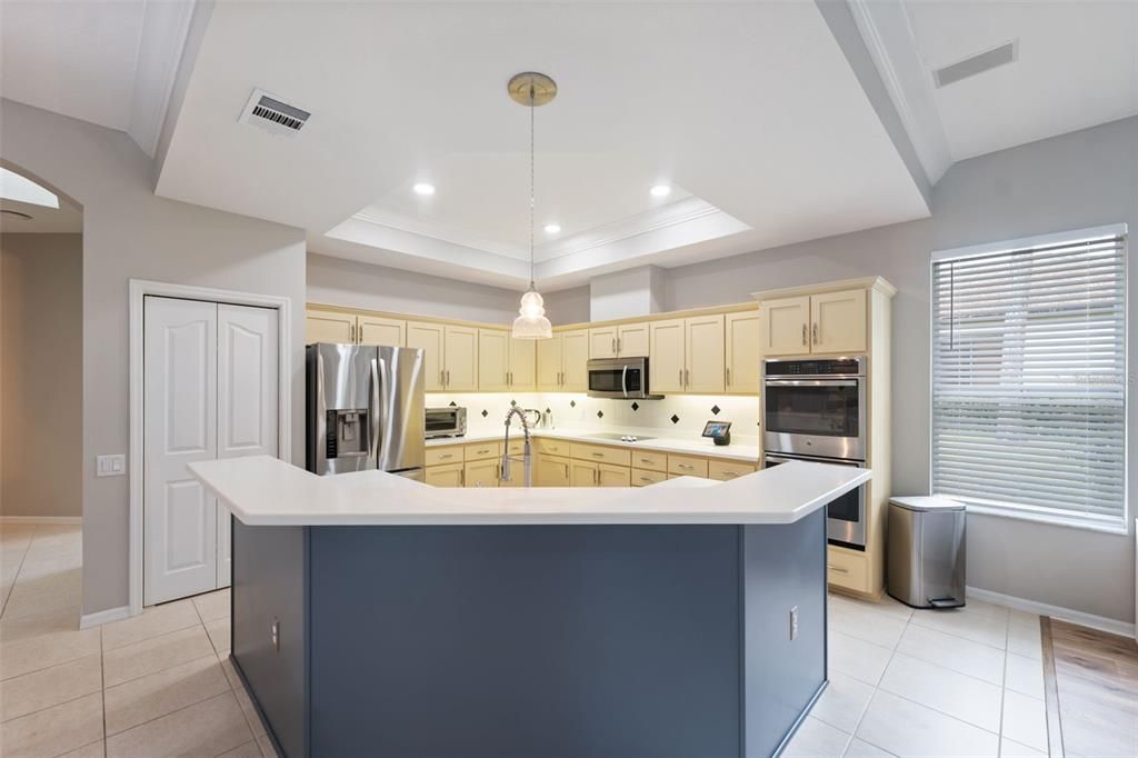 Под контрактом: $560,000 (3 спален, 3 ванн, 2837 Квадратных фут)