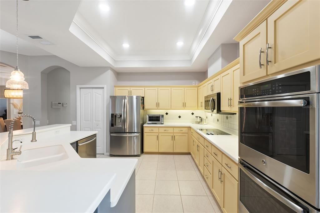 Под контрактом: $560,000 (3 спален, 3 ванн, 2837 Квадратных фут)