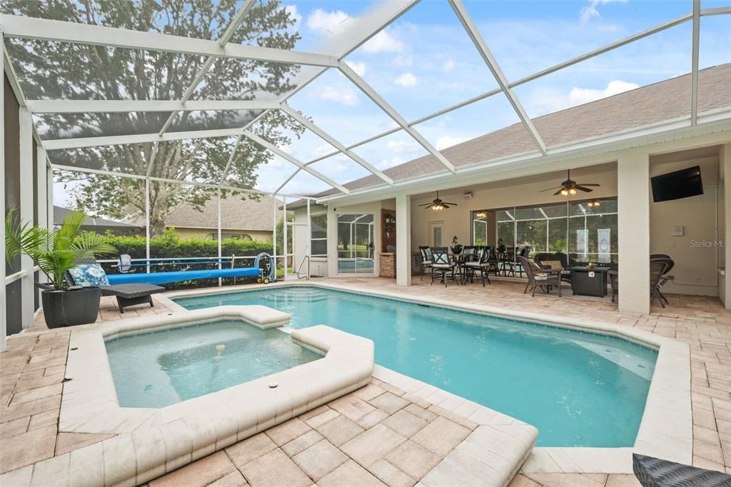 Под контрактом: $560,000 (3 спален, 3 ванн, 2837 Квадратных фут)