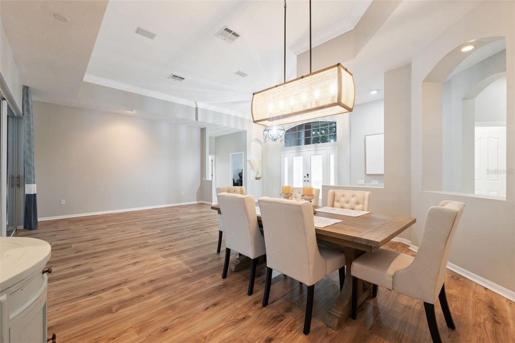 Под контрактом: $560,000 (3 спален, 3 ванн, 2837 Квадратных фут)