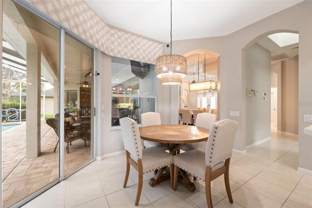 Под контрактом: $560,000 (3 спален, 3 ванн, 2837 Квадратных фут)