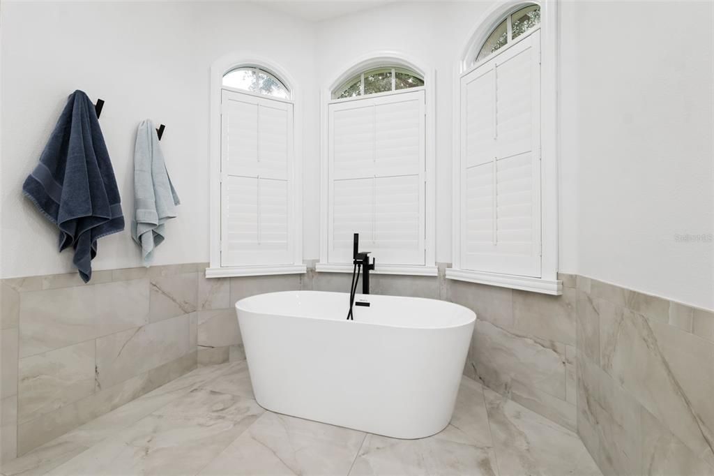 Под контрактом: $560,000 (3 спален, 3 ванн, 2837 Квадратных фут)