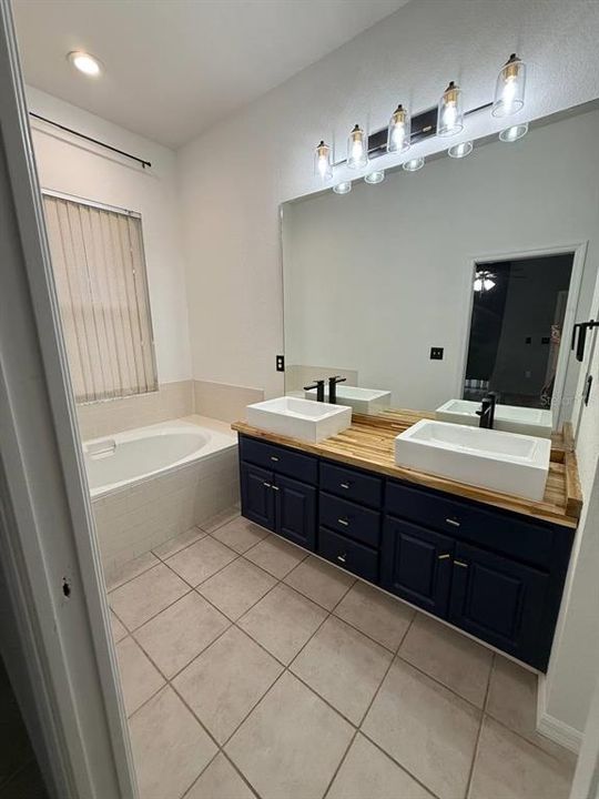 For Rent: $1,950 (3 beds, 2 baths, 1844 Square Feet)