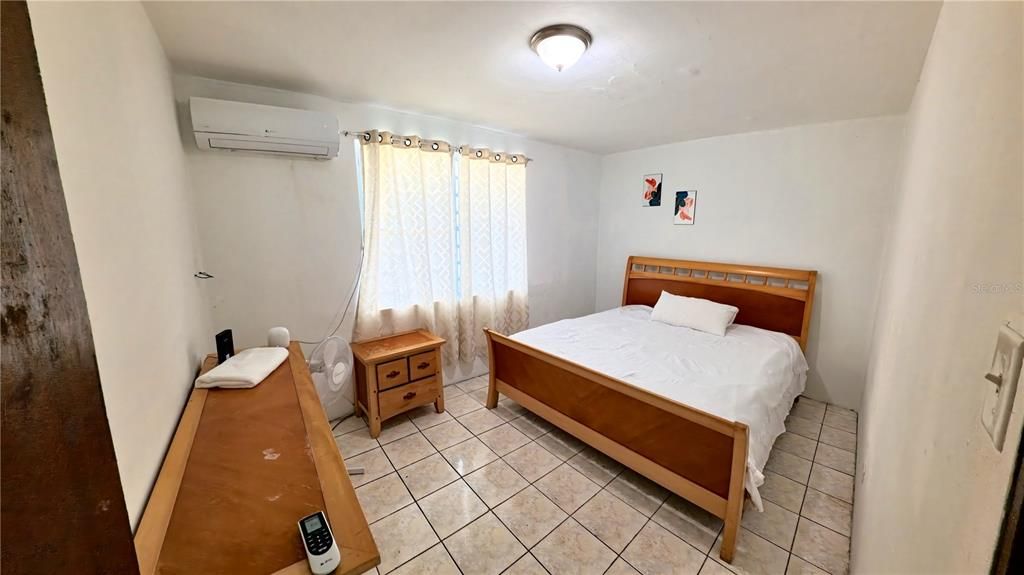 For Sale: $399,000 (6 beds, 3 baths, 3725 Square Feet)