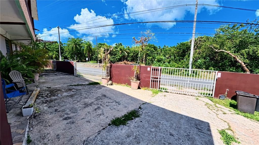 For Sale: $399,000 (6 beds, 3 baths, 3725 Square Feet)